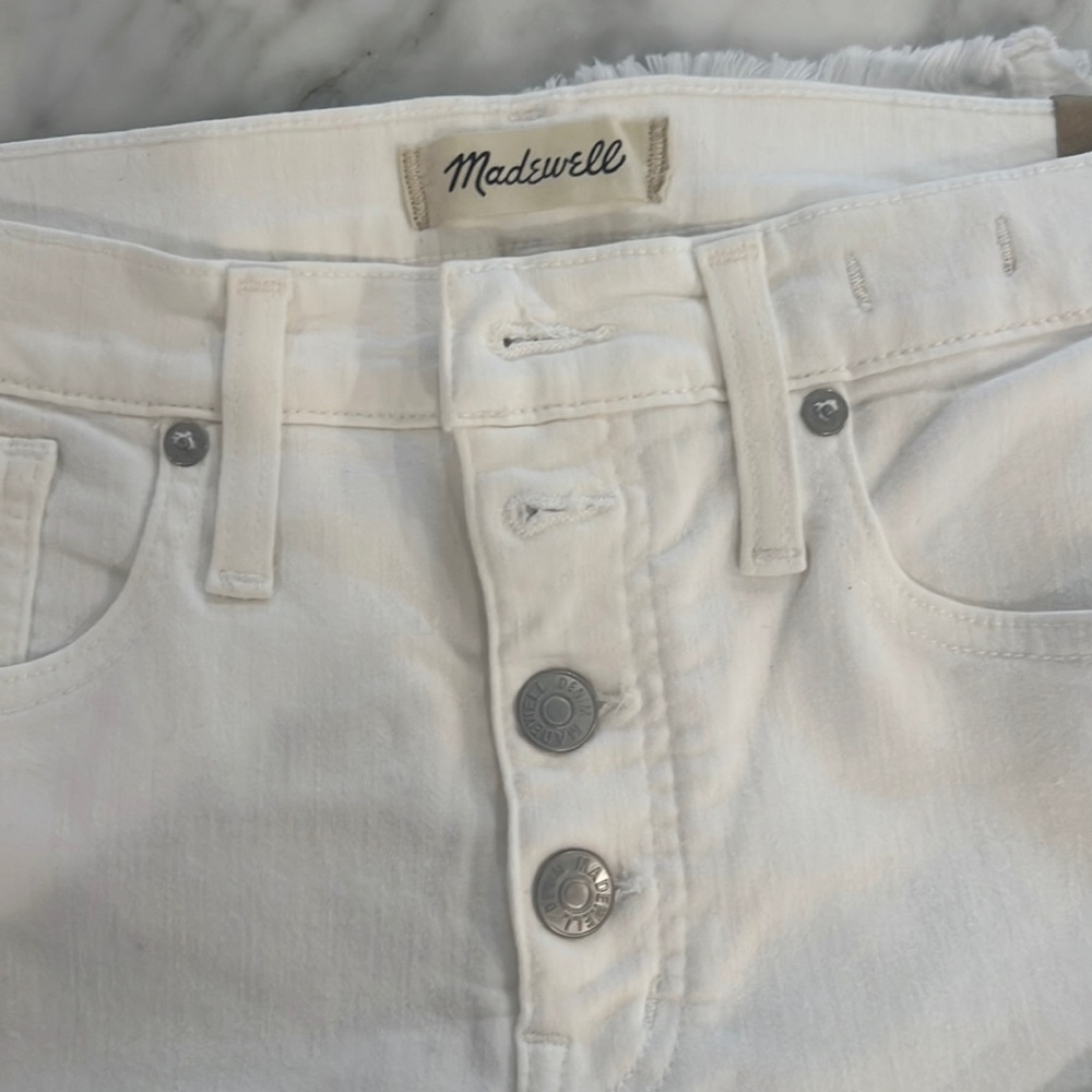 Madewell button up 10” high rise skinny in white. Size 26 NWT small spot on knee